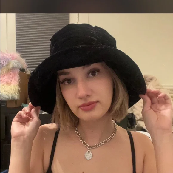 American Vintage Black Velvet Hat - Picture 2 of 2